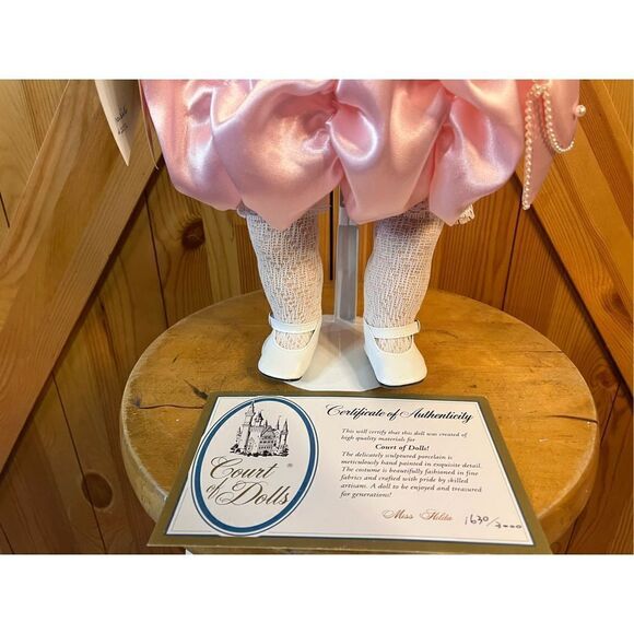 COURT OF DOLLS 1630/3000 PINK DRESS DOLL Miss Hilda - Picture 4 of 10
